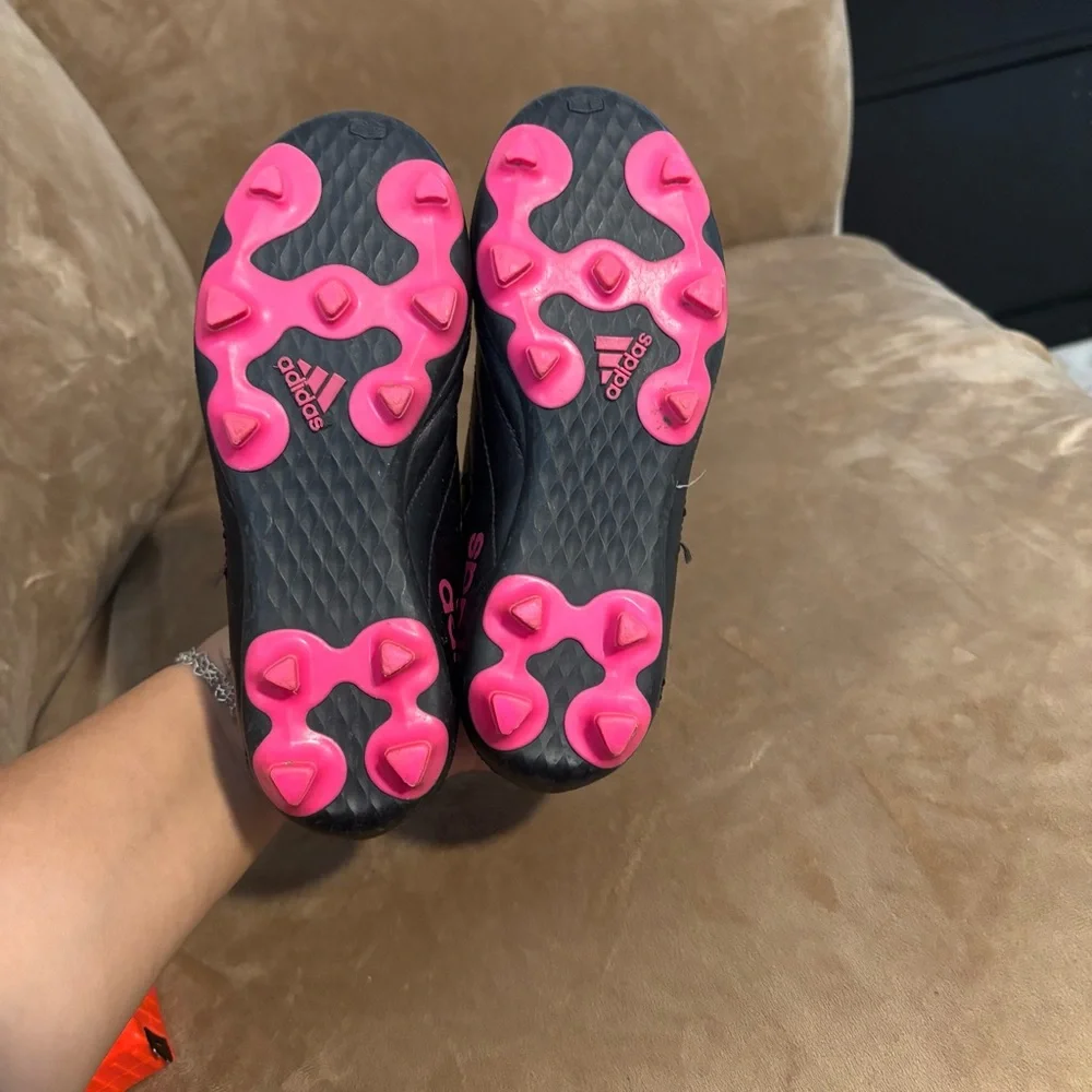 Adidas kid’s soccer Black Shoes with‎ Pink Highlights size 1
